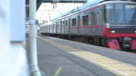 Train arriving at empty station platform Vidéo 324902837