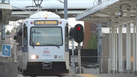 Train Arriving 스톡 동영상 105247116