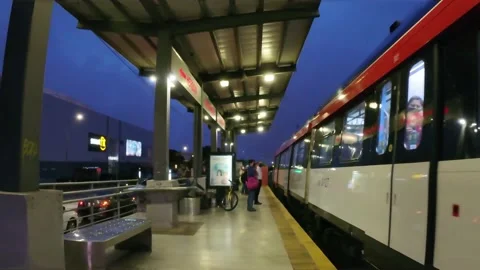 Train Arriving 動画素材 196944057