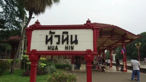 Train arriving at Hua Hin Train Station, Thailand Vidéo 130697224