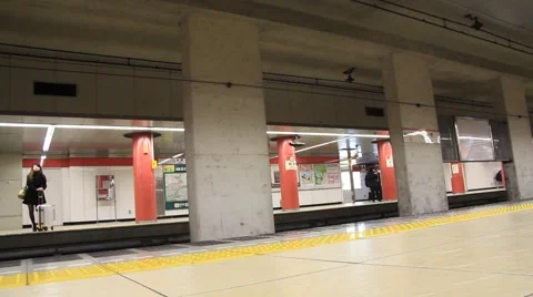 Train Arriving at Platform, Japan Video stock 58961113