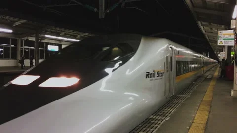 Train arriving at the platform in Japan 库存影片 149383231