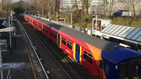 Train arriving at the station Vídeo Stock 10753280
