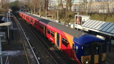 Train arriving at the station Vídeo Stock 10753419