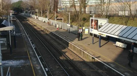 Train arriving at the station Vídeo Stock 10753425