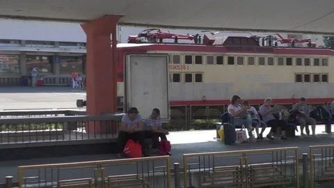 Train arriving in the station Stock Footage 90815113