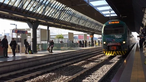 A train arriving at the station Vidéo 121372097