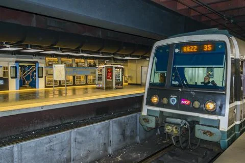 Train arriving station, paris subway Stock Photos