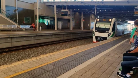 Train arriving at train station 스톡 동영상 151450612