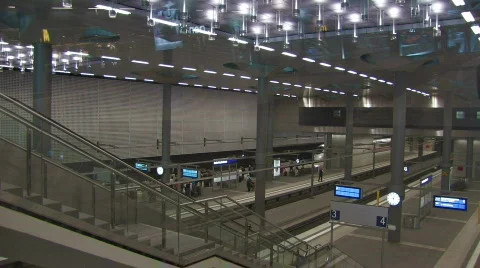 Train at Berlin Central Station 4 Video stock 497712