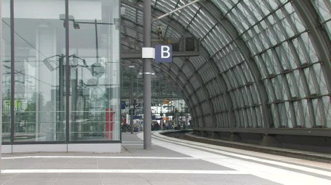 Train at Berlin Central Station 7 Video stock 497708