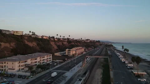 Train in between PCH and Pacific Ocean, Dana Point, Amtrak Pacific Surfliner, 4K 動画素材 140949889