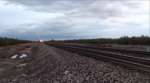 Train Blowing Horn Coming Down Tracks Видео 8846393