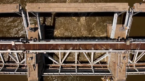 Train Bridge and Dam Vídeo Stock 90926501