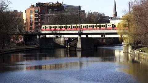 Train on a bridge in Berlin, HD Stockbeeldmateriaal 332742840