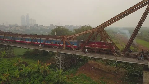 Train on a bridge in Hanoi. Vídeos de archivo 128284426