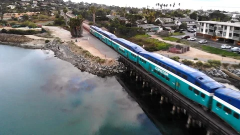 Train on bridge over water 库存影片 86296633