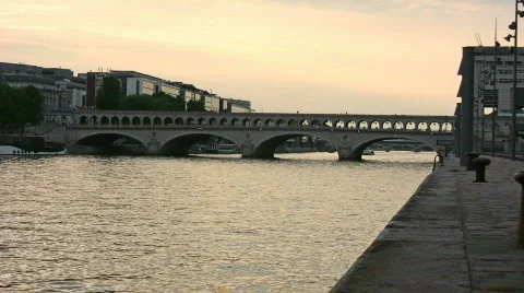 Train bridge sequana river 库存影片 510997