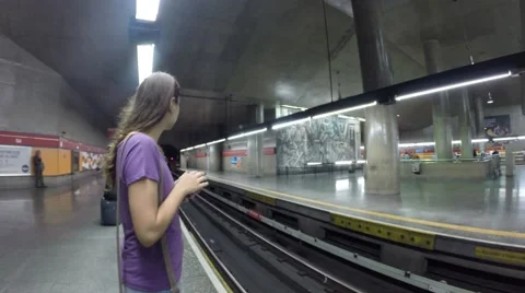 A train come up to get your passengers 스톡 동영상 57828969