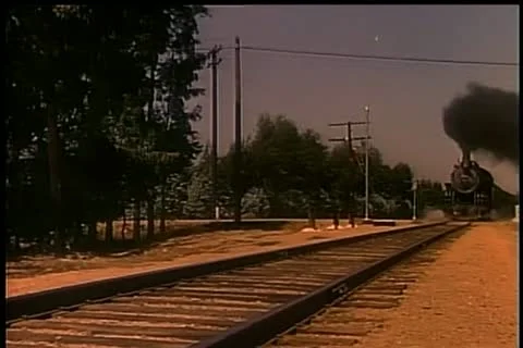 Train coming down railroad track 스톡 동영상 11348297