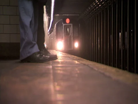 Train coming peeps gettin on and off Stock Footage 2883768