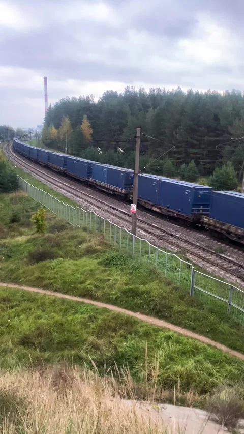 The train is coming. Vertical video Stock Footage 289668107
