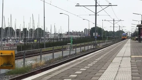 Train comming in the station of Enkhuizen. Stock Footage 84801554
