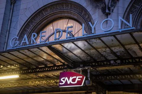 Train controllers' strike disrupts traffic during French school holidays, Paris, Foto stock