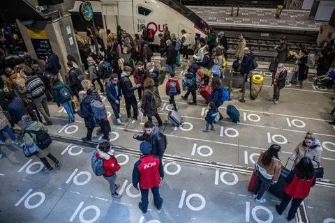Train controllers' strike disrupts traffic during French school holidays, Paris, Foto stock