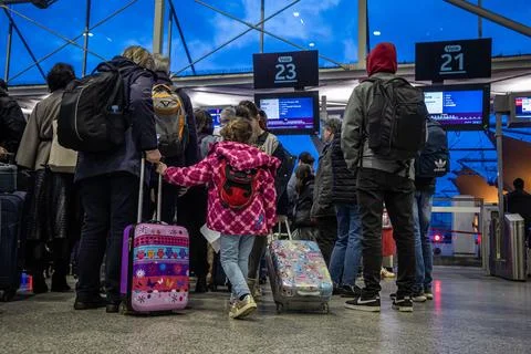 Train controllers' strike disrupts traffic during French school holidays, Paris, Foto stock