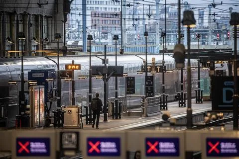 Train controllers' strike disrupts traffic during French school holidays, Paris, Stockfoto's