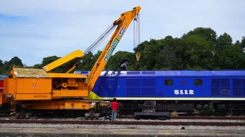 Train with crane maintained locomotive Vidéo 248597145
