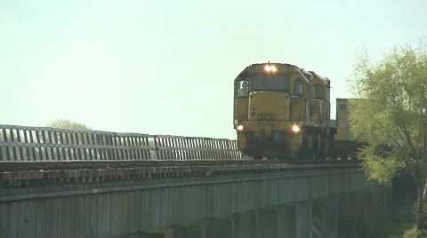 Train crosses bridge 스톡 동영상 513980