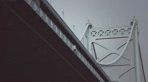 Train Crosses over the Ben Franklin Bridge Video stock 12522331