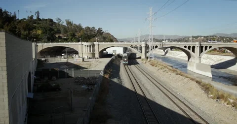 Train Crosses Under Bridge Train Moves Toward Camera 库存影片 57307293