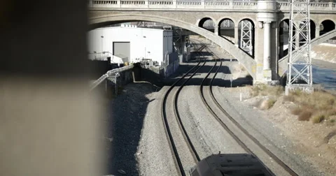 Train Crosses Under Bridge wBridge In FG Medium 库存影片 57307035