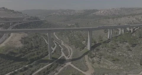 Train crossing on a bridge Vídeo Stock 170839368