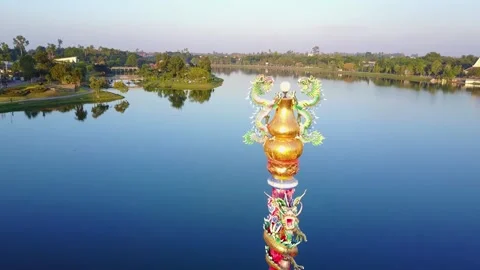 A train crossing a bridge over a body of water Vidéo 156847461