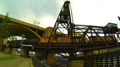 Train Crossing Bridge over River Saint Paul MN Time Lapse - Panning Right 库存影片 42948589