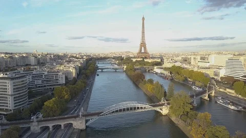 Train crossing bridge Seine River Eiffel Tower Paris Stock-Footage 86202191