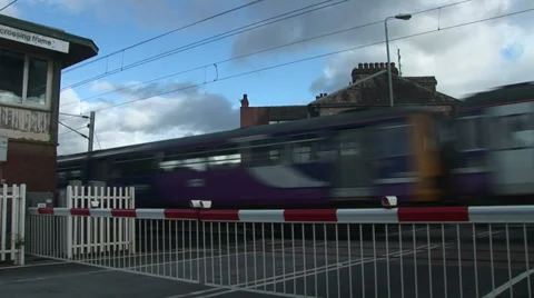 Train crossing Stockbeeldmateriaal 32186626
