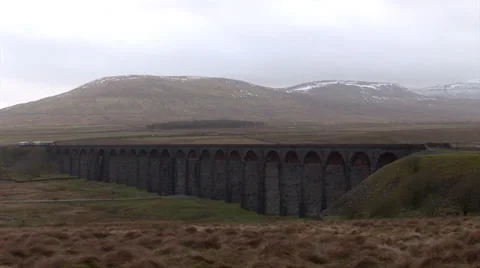 Train Crossing Ribblehead Viaduct 動画素材 35928027
