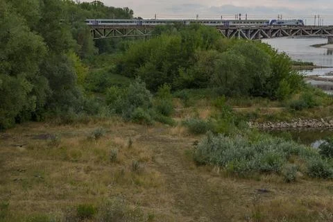 Train Crossing River Bridge Foto stock