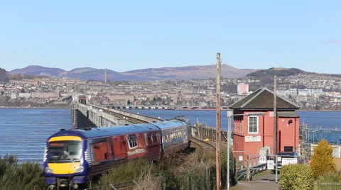Train crossing Tay Rail Bridge Dundee Scotland 7th March 2016 Vidéo 61200209