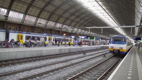 Train depart and arrive at Central station Amsterdam Stock-Footage 72462392