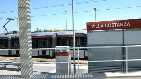 Train departing from the new surface train station from the outskirts (Villa Cos Vídeos de archivo 81793015
