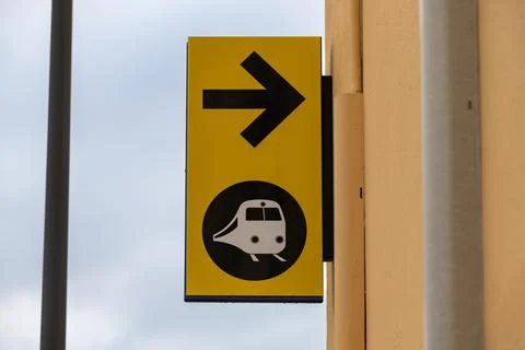 Train direction sign with arrow Stockfoto's