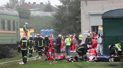 Train disaster, Paramedic in action Stockbeeldmateriaal 41858871