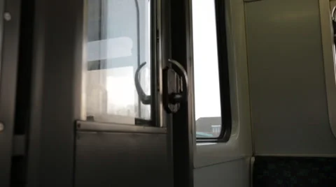 Train door - internal Vídeo Stock 37743206