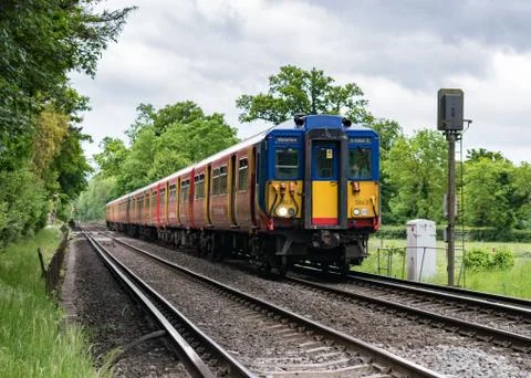 A train driver waves from his Class 455 South Western Railway train Foto stock